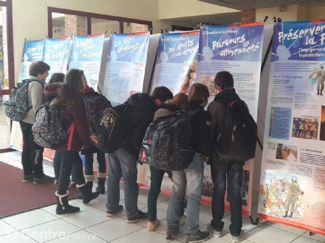 Dans le cadre du parcours citoyen, une exposition prêtée par l'ONAC circule Collège Saint-Fargeau 